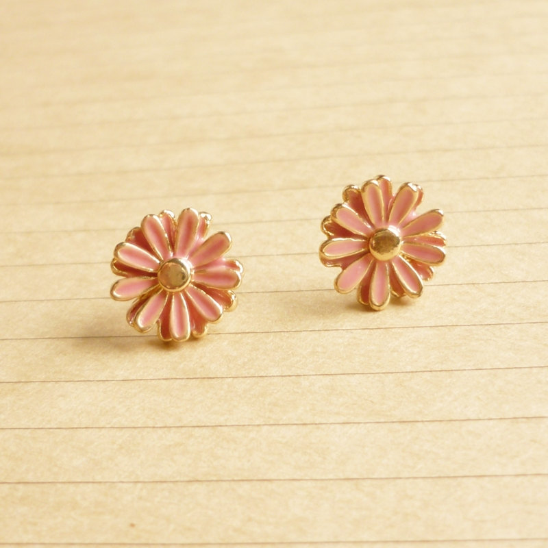- Lovely Pale Pink Daisy Stud Earrings - Gift Under 10